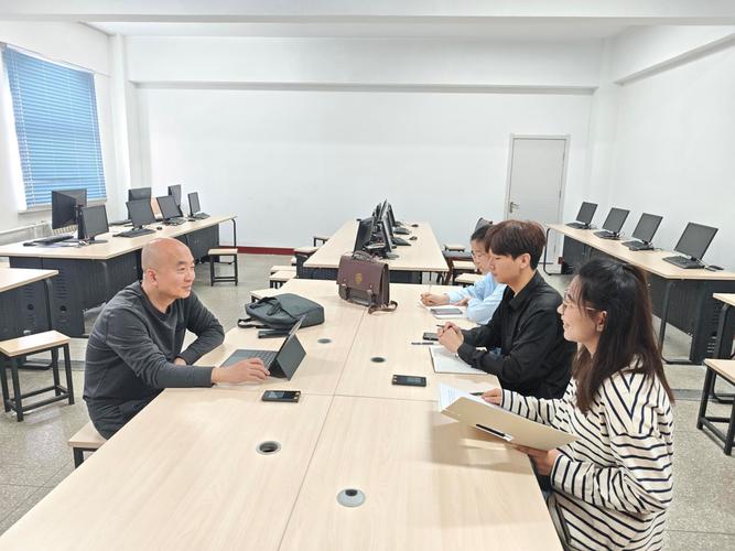 《科大故事》采访组采访我校师德标兵获得者杨斌鑫老师